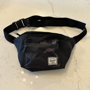 Herschel Seventeen Hippack